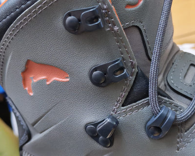 Fischförmiges Logo auf dem Schaft des Simms Freestone