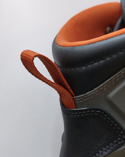 Ferse des Simms Freestone mit orangefarbenen Ausziehschlaufen