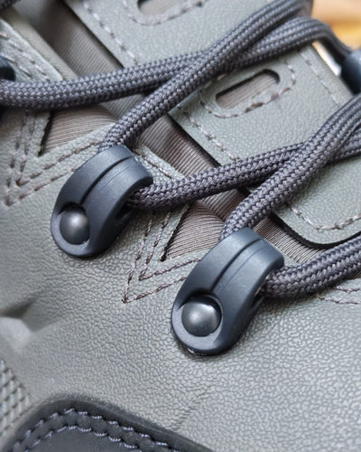 Sistema di allacciatura del Simms Freestone con passanti metallici