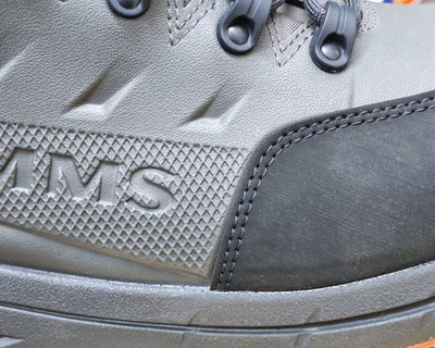 Texture e cuciture della tomaia del Simms Freestone con logo SIMMS